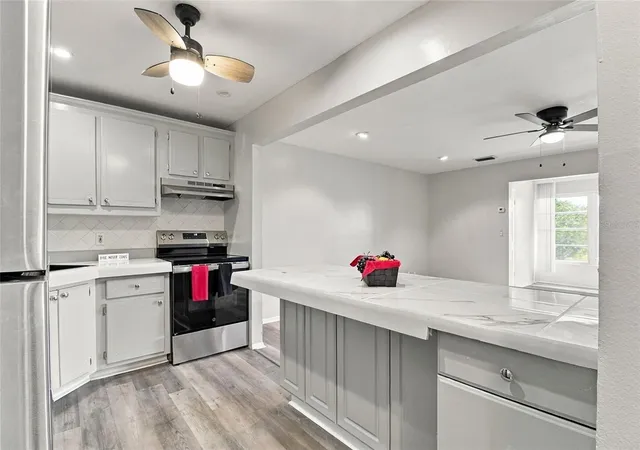 Listing Photo 4 - Condo for sale in building located at 211 Fernwood Cir, SEMINOLE, FL 33777 - Unit #211