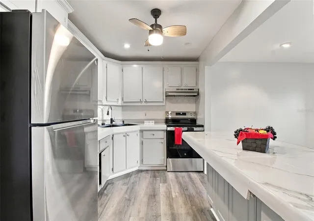 Listing Photo 5 - Condo for sale in building located at 211 Fernwood Cir, SEMINOLE, FL 33777 - Unit #211