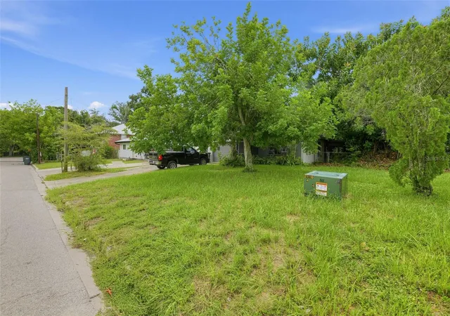 Photo 3 of Single family home for sale at 2219 11th Avenue W, Bradenton, FL 34205 | MLS# A4708928 | Listing updated on 2026-10-09
