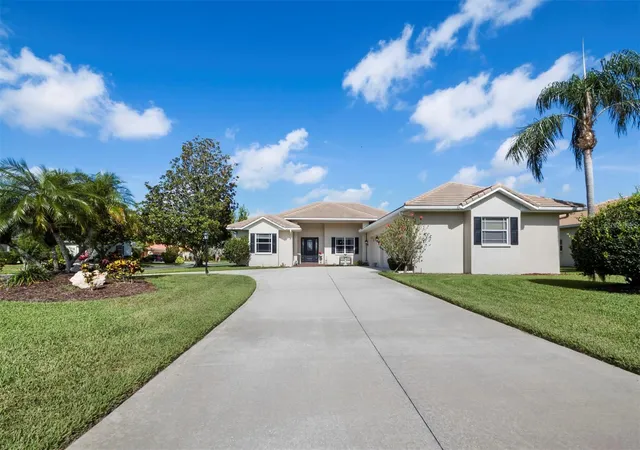 Photo 3 of Single family home for sale at 6643 Butlers Crst Dr, Bradenton, FL 34203 | MLS# A4708950 | Listing updated on 2026-10-10