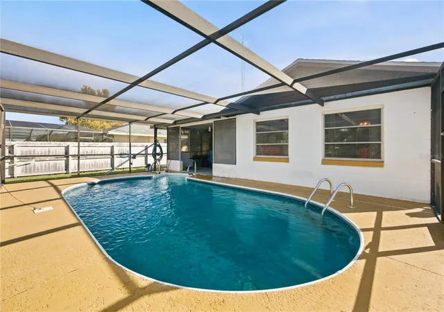 Photo 2 of Single family home for sale at 402 Marion Oaks Dr, Ocala, FL 34473 | MLS# G5118837 | Listing updated on 2026-10-18