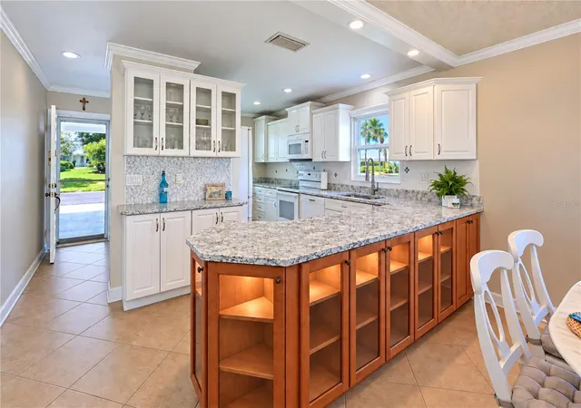 Listing Photo 5 - Condo for sale in building located at 9413 Concord Cir, BRADENTON, FL 34210