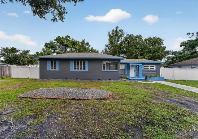 Photo 1 of Single family home for sale at 627 Holly Pl, Lakeland, FL 33801 | MLS# TB8556340 | Listing updated on 2026-10-09