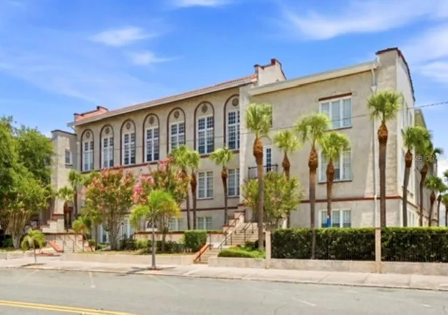 Photo 3 of Condo for sale at 701 Mirror Lake Dr N #120, Saint Petersburg, FL 33701 | MLS# W7890202 | Listing updated on 2026-10-10