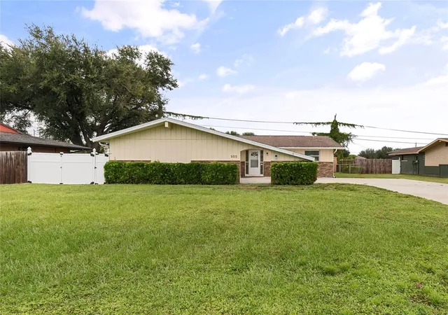 Photo 2 of Single family home for sale at 517 Peach St, Venice, FL 34285 | MLS# A4708968 | Listing updated on 2026-10-09