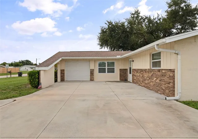 Photo 3 of Single family home for sale at 517 Peach St, Venice, FL 34285 | MLS# A4708968 | Listing updated on 2026-10-09