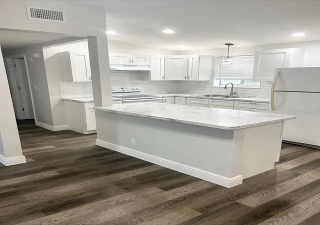 Photo 3 of Single family home for sale at 2904 Golfview Dr, Wauchula, FL 33873 | MLS# A4708970 | Listing updated on 2026-10-09