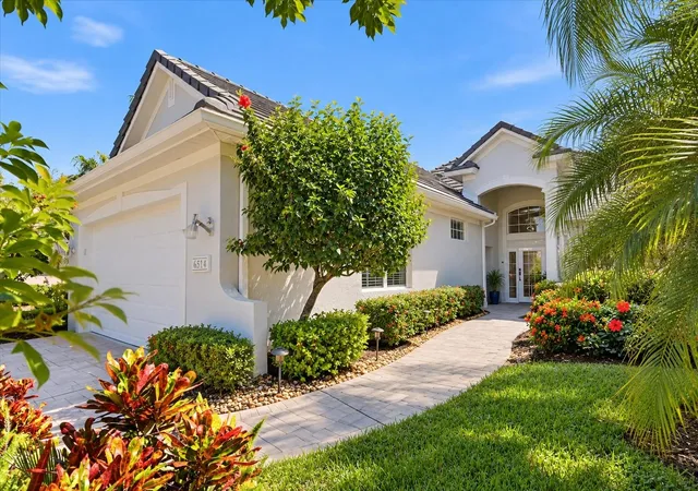 Photo 2 of Single family home for sale at 6514 Oakland Hills Dr, LAKEWOOD RANCH, FL 34202 | MLS# A4708971 | Listing updated on 2026-10-15