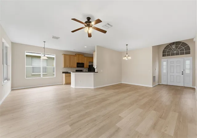 Photo 4 of Single family home for sale at 185 Venetian Bay Cir, Sanford, FL 32771 | MLS# O6448511 | Listing updated on 2026-10-09