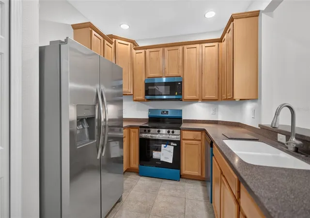 Listing Photo 4 - Condo for sale in building located at 3707 Parkridge Cir, SARASOTA, FL 34243 - Unit #7-106