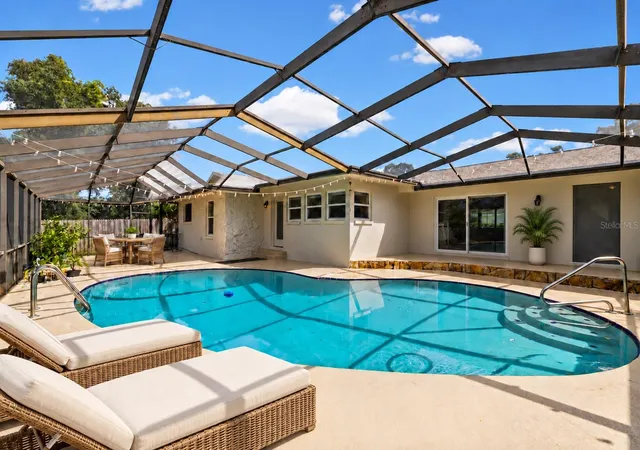 Photo 1 of Single family home for sale at 1570 High Blf Dr, Largo, FL 33770 | MLS# TB8556391 | Listing updated on 2026-10-09