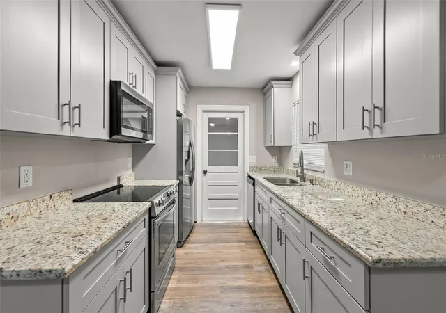 Photo 3 of Single family home for sale at 252 W Palmetto Ave, Longwood, FL 32750 | MLS# O6448521 | Listing updated on 2026-10-21