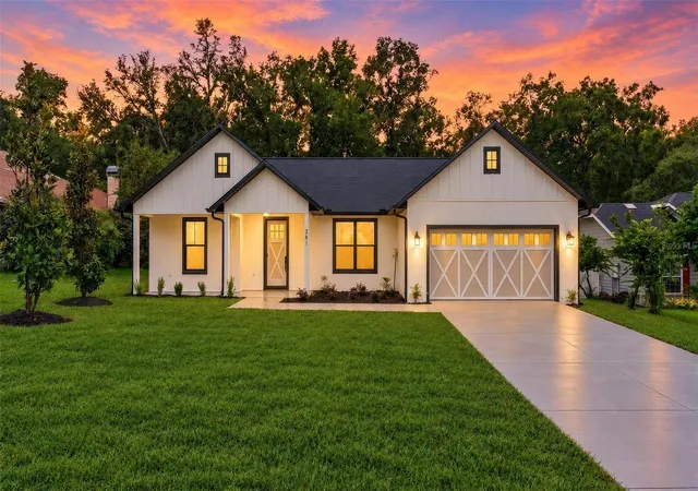 Single family home for sale at 381 Carriage Ln, LADY LAKE, FL 32159 | MLS# O6448533