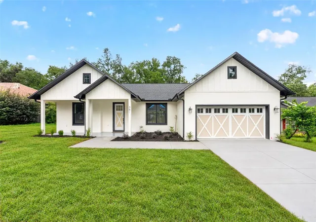 Photo 1 of Single family home for sale at 381 Carriage Ln, Lady Lake, FL 32159 | MLS# O6448533 | Listing updated on 2026-10-09