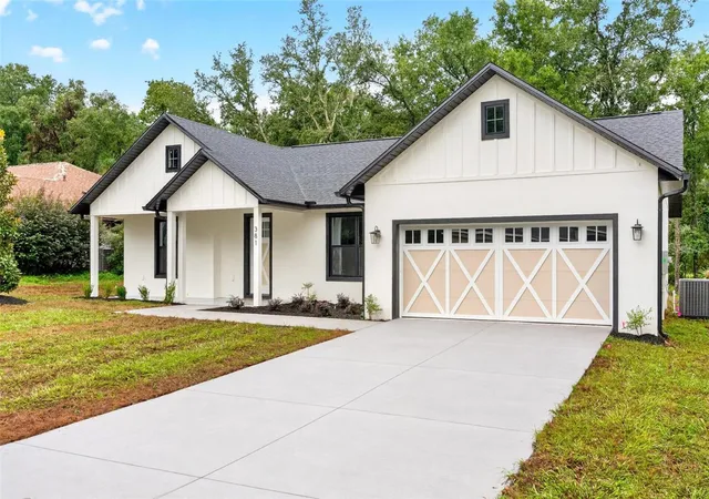 Photo 2 of Single family home for sale at 381 Carriage Ln, Lady Lake, FL 32159 | MLS# O6448533 | Listing updated on 2026-10-09