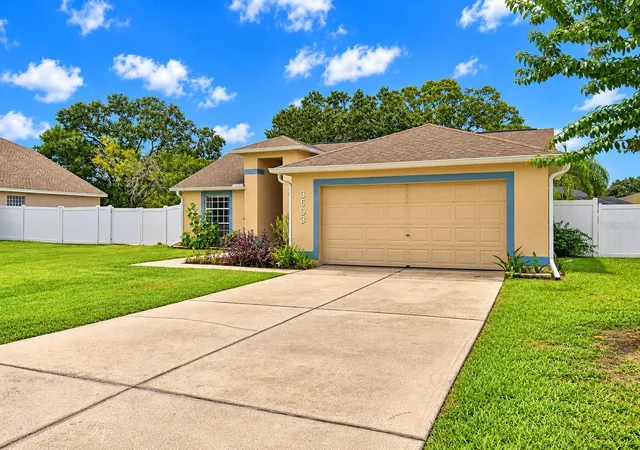 Photo 4 of Single family home for sale at 3603 Lismore Dr, Lakeland, FL 33803 | MLS# P4940112 | Listing updated on 2026-10-09