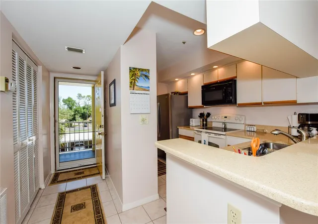 Photo 4 of Condo for sale at 433 Cerromar Ln #534, Venice, FL 34293 | MLS# N6146130 | Listing updated on 2026-10-21
