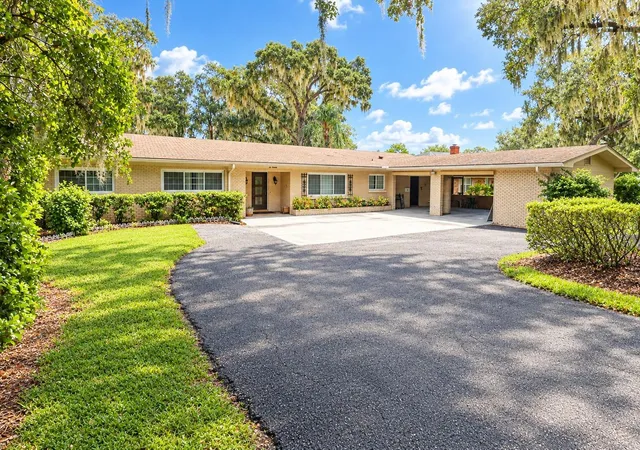 Single family home for sale at 1020 W Lake Hamilton Dr, WINTER HAVEN, FL 33881 | MLS# P4940113