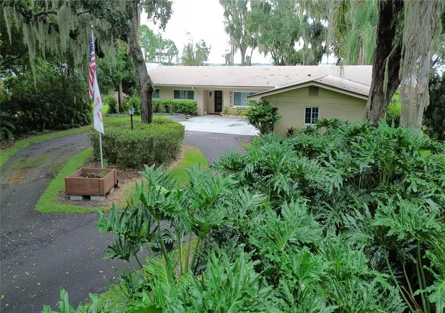 Photo 3 of Single family home for sale at 1020 W Lake Hamilton Dr, Winter Haven, FL 33881 | MLS# P4940113 | Listing updated on 2026-10-09