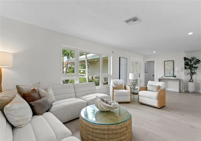 Photo 4 of Single family home for sale at 11625 6th Street E, Treasure Island, FL 33706 | MLS# TB8556443 | Listing updated on 2026-10-10