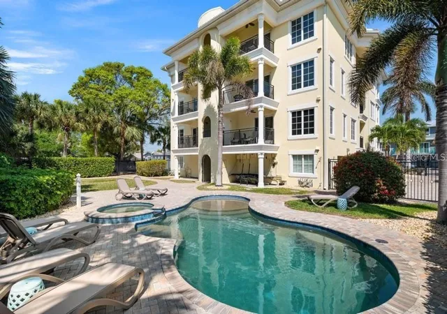 Listing Photo 5 - Condo for sale in building located at 304 Calle Miramar, Siesta Key, FL 34242 - Unit #304S