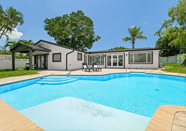 Photo 4 of Single family home for sale at 7905 9th Avenue S, Saint Petersburg, FL 33707 | MLS# O6448591 | Listing updated on 2026-10-23