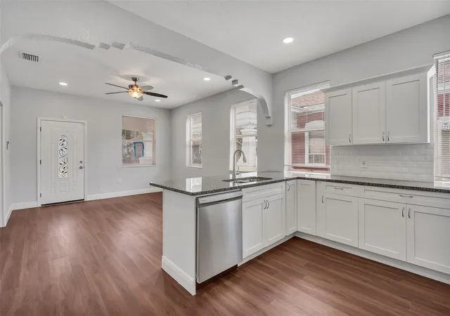 Listing Photo 5 - Condo for sale in building located at 3106 N 17th St, TAMPA, FL 33605