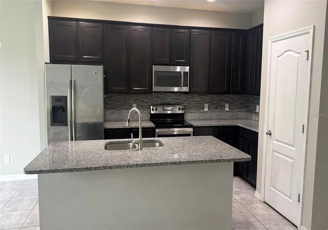 Photo 3 of Townhouse for sale at 1804 Lemon Drop Ct, Apopka, FL 32712 | MLS# O6448645 | Listing updated on 2026-10-10