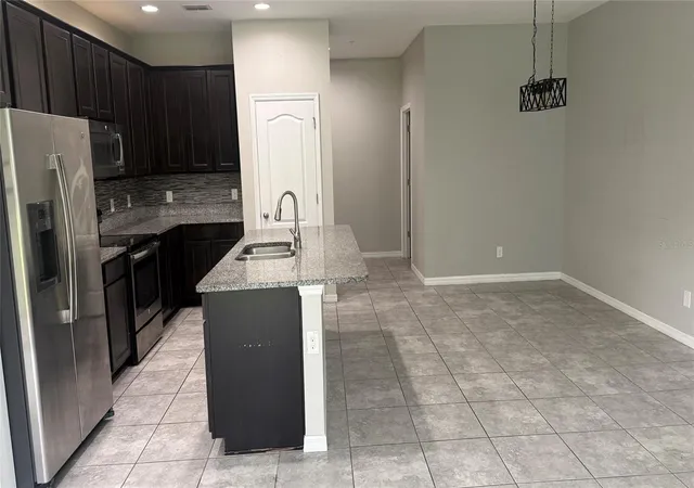 Photo 4 of Townhouse for sale at 1804 Lemon Drop Ct, Apopka, FL 32712 | MLS# O6448645 | Listing updated on 2026-10-10