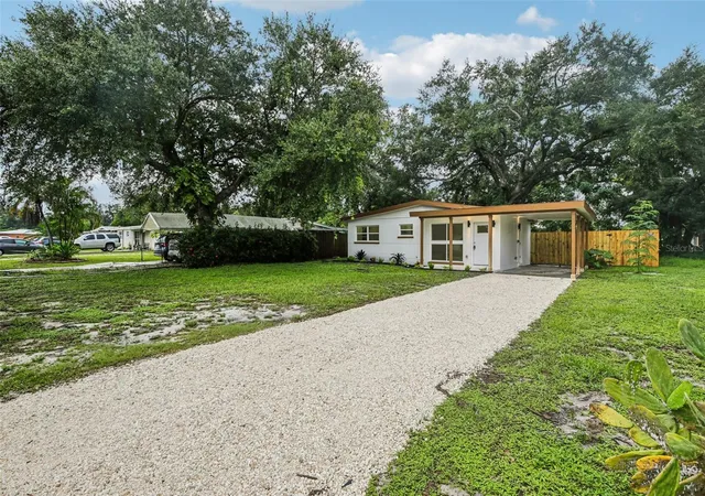 Photo 1 of Single family home for sale at 334 E Cornelius Cir, Sarasota, FL 34232 | MLS# A4709035 | Listing updated on 2026-10-09