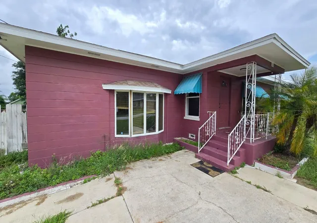 Photo 2 of Single family home for sale at 311 E Walnut St, Avon Park, FL 33825 | MLS# P4940117 | Listing updated on 2026-10-09