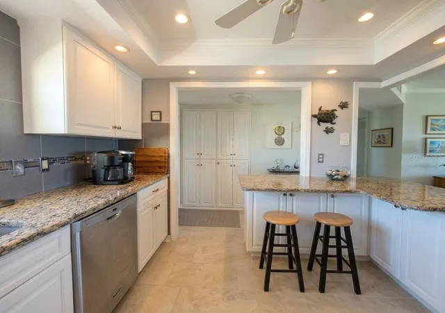 Photo 4 of Condo for sale at 4725 Cove Cir #APT 609, Saint Petersburg, FL 33708 | MLS# TB8556555 | Listing updated on 2026-10-22