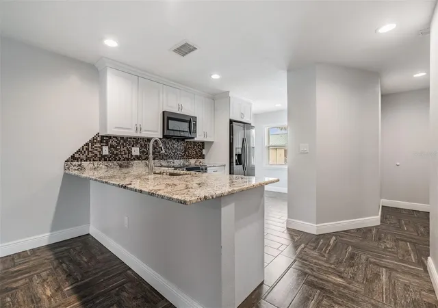Listing Photo 4 - Condo for sale in building located at 6125 113Th St, Seminole, FL 33772 - Unit #514