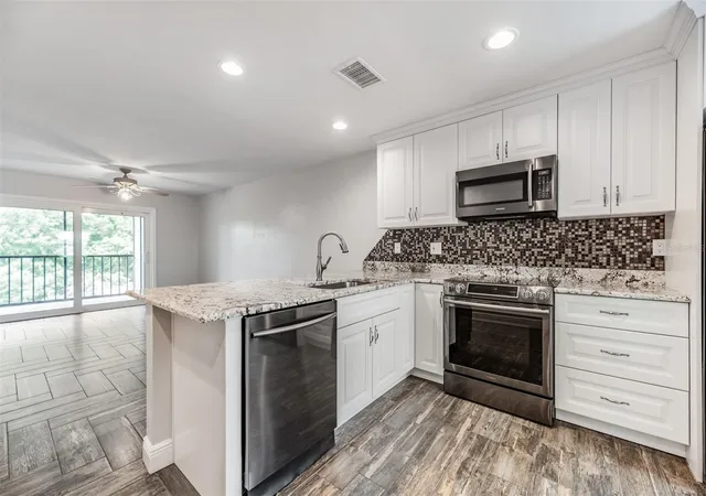 Listing Photo 5 - Condo for sale in building located at 6125 113Th St, Seminole, FL 33772 - Unit #514