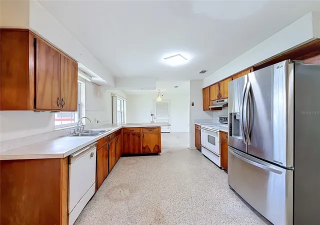 Photo 3 of Single family home for sale at 15150 Colley Dr, Tavares, FL 32778 | MLS# O6448700 | Listing updated on 2026-10-10