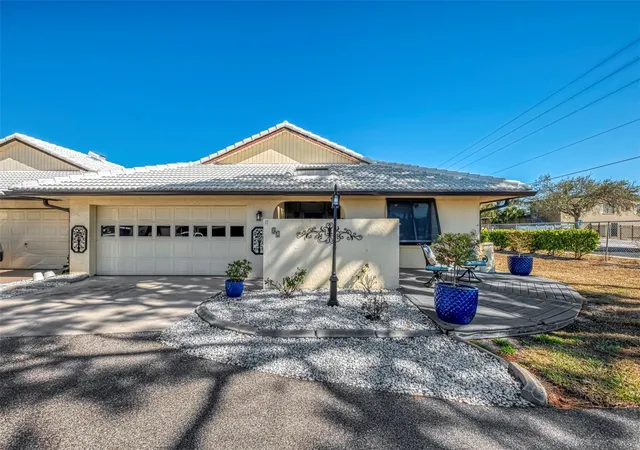 Photo 2 of Single family home for sale at 32 Pebble Rock Dr, Venice, FL 34293 | MLS# A4709063 | Listing updated on 2026-10-13