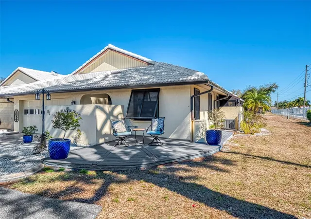 Photo 3 of House for sale at 32 Pebble Rock Dr, Venice, FL 34293 | MLS# A4709063 | Listing updated on 2026-10-13