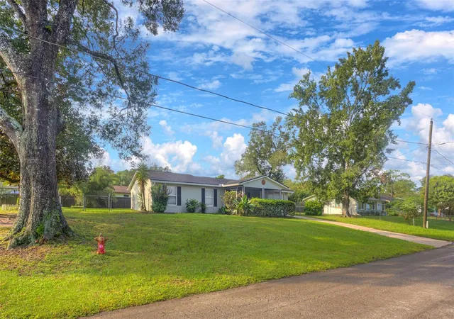 Photo 2 of Single family home for sale at 569 Sidney Dr, Lake Helen, FL 32744 | MLS# V4951740 | Listing updated on 2026-10-11