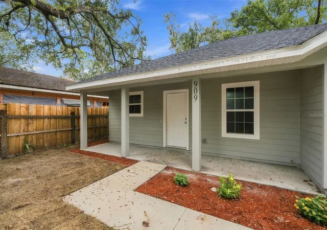 Photo 2 of Single family home for sale at 909 Ne 18th Terrace, Gainesville, FL 32641 | MLS# O6448726 | Listing updated on 2026-10-13