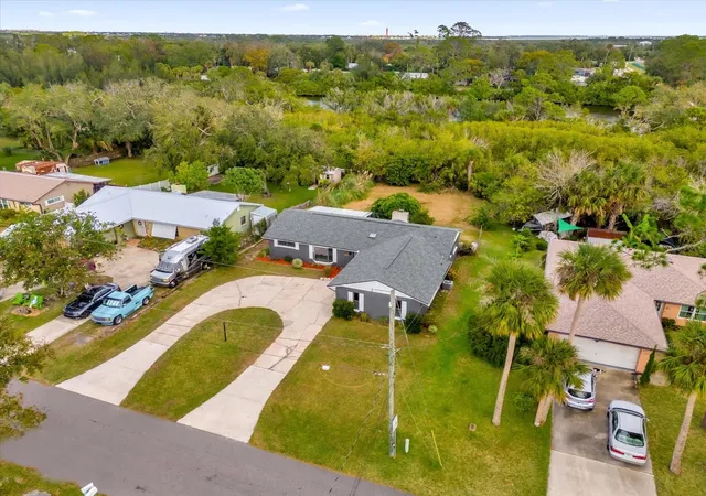 Photo 2 of Single family home for sale at 2533 Edgewater Ave, New Smyrna Beach, FL 32168 | MLS# O6448731 | Listing updated on 2026-10-20