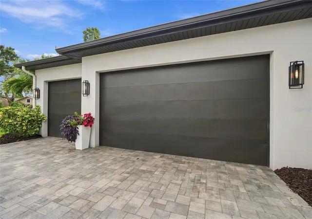 Photo 4 of Single family home for sale at 3946 Country View Dr, Sarasota, FL 34233 | MLS# A4709086 | Listing updated on 2026-10-10