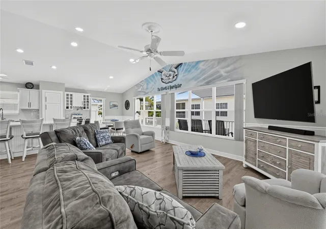 Photo 2 of Single family home for sale at 264 S Harbor Dr, Holmes Beach, FL 34217 | MLS# A4709088 | Listing updated on 2026-10-23