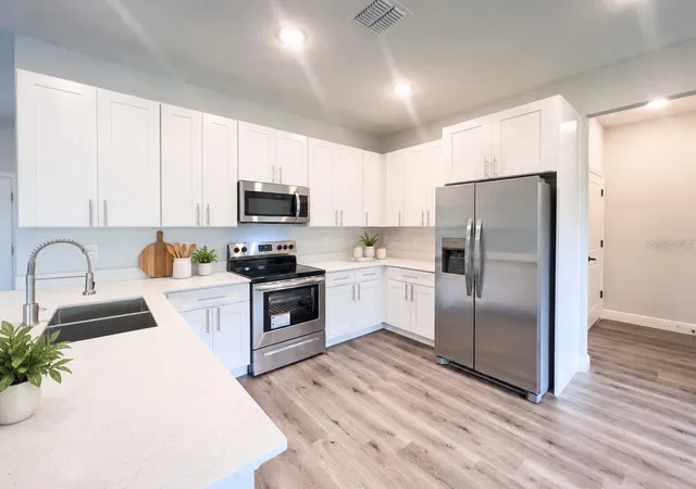 Photo 3 of Single family home for sale at 1580 East Pkwy, Deland, FL 32724 | MLS# S5159234 | Listing updated on 2026-10-10