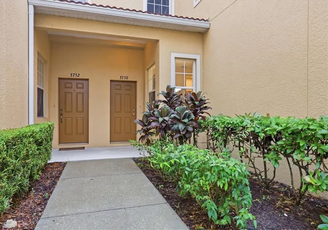 Photo 3 of Townhouse for sale at 3750 Parkridge Cir #24-103, Sarasota, FL 34243 | MLS# R4912138 | Listing updated on 2026-10-10