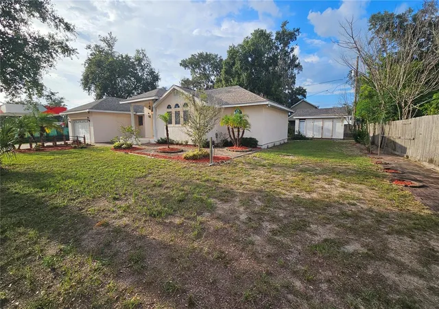 Photo 3 of Single family home for sale at 25 E Chesley Ave, Eustis, FL 32726 | MLS# G5118890 | Listing updated on 2026-10-10