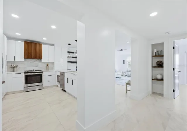 Photo 3 of Condo for sale at 605 Sutton Pl #101, Longboat Key, FL 34228 | MLS# A4709101 | Listing updated on 2026-10-10