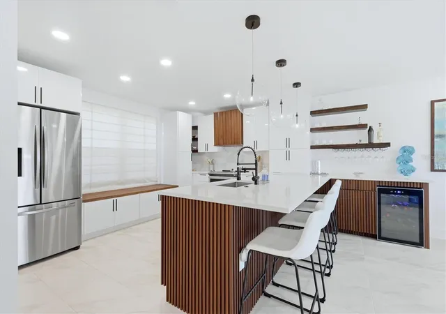 Photo 4 of Condo for sale at 605 Sutton Pl #101, Longboat Key, FL 34228 | MLS# A4709101 | Listing updated on 2026-10-10
