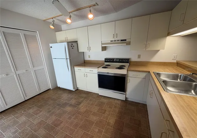 Photo 4 of House for sale at 2904 Oak Ln, Bradenton, FL 34209 | MLS# A4709102 | Listing updated on 2026-10-11