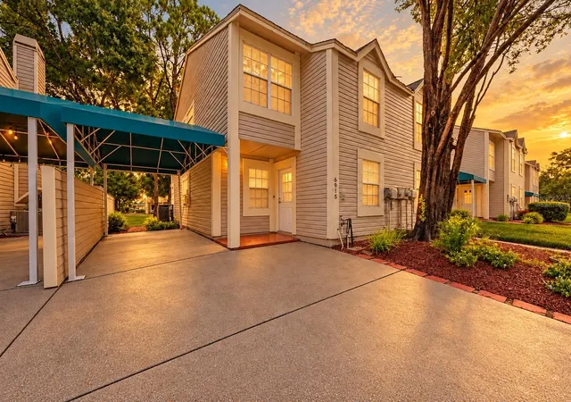 Listing Photo 1 - Condo for sale in building located at 6915 Lakeview Ct, TAMPA, FL 33634