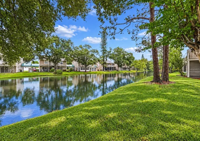 Listing Photo 3 - Condo for sale in building located at 6915 Lakeview Ct, TAMPA, FL 33634